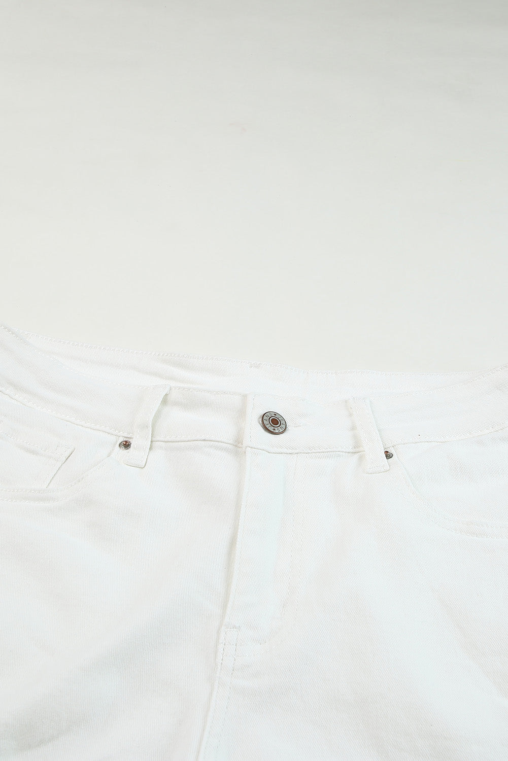 Mid-Rise White Frayed Hem Distressed Denim Shorts with Pockets